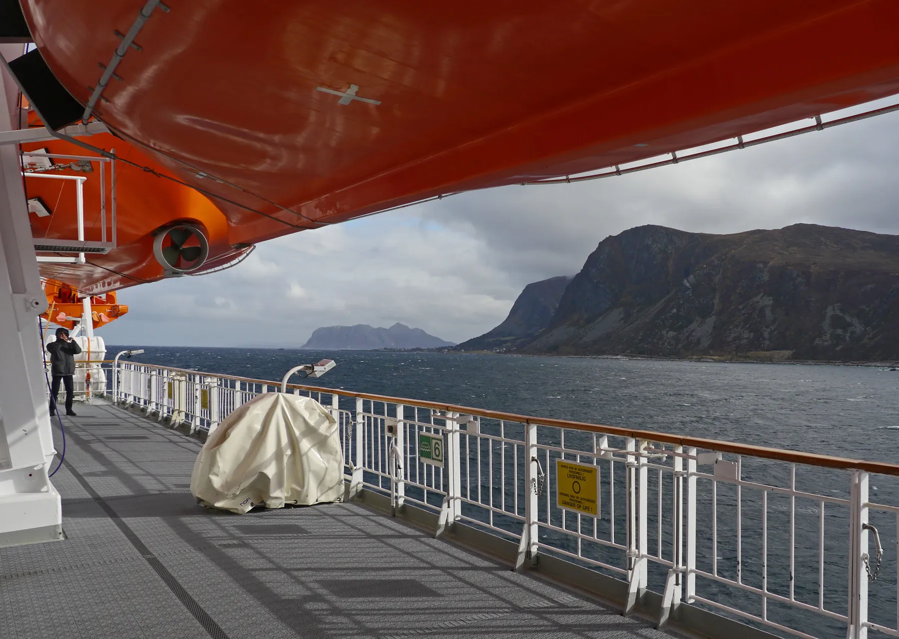 Blick vom Außendeck eines Postschiffes auf die norwegische Küste