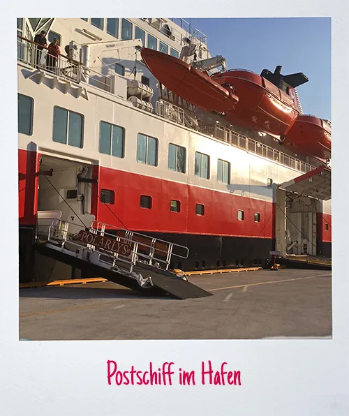 Postschiff im Hafen – die MS Polarlys mit ausgefahrener Laderampe am Kai