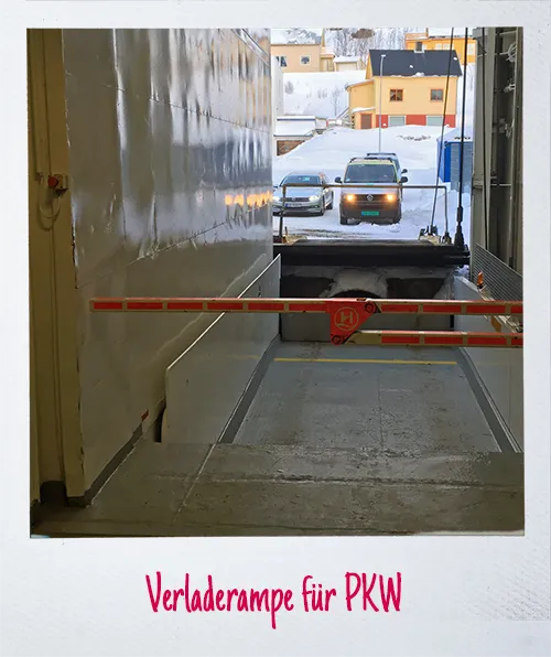 Verladerampe für PKW – Blick vom Fahrzeugdeck eines Postschiffes auf wartende Autos