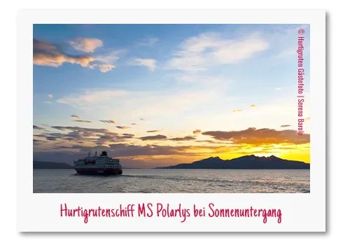 Das Hurtigrutenschiff MS Polarlys bei Sonnenuntergang